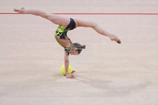 Стилияна Николова спечели сребърен медал на финала на топка на Световната купа по художествена гимнастика в София, ансамбълът остана четвърти на пет топки