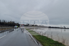 Село Светлен - наводнен път