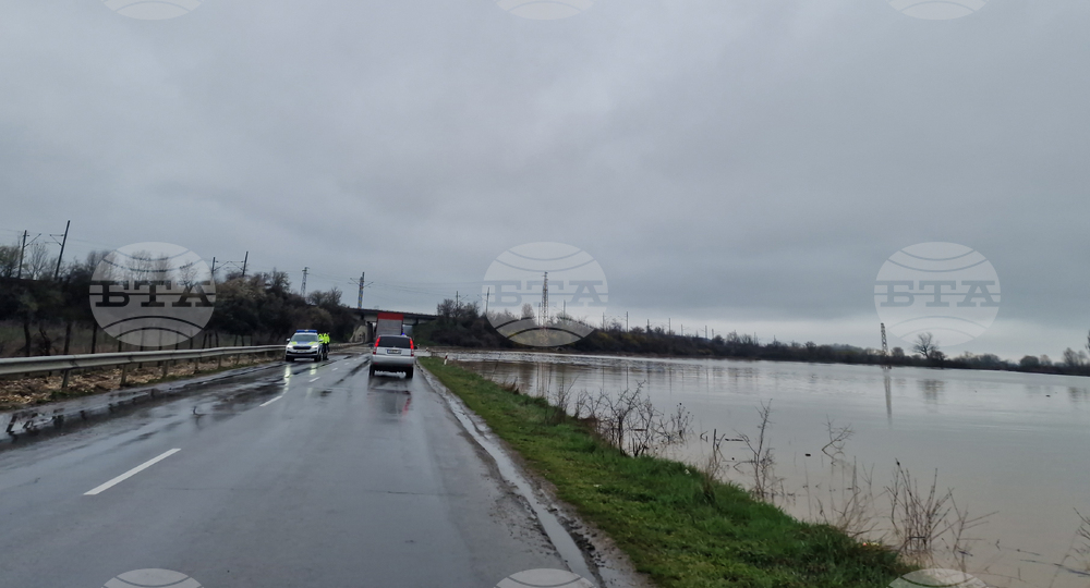 Село Светлен - наводнен път