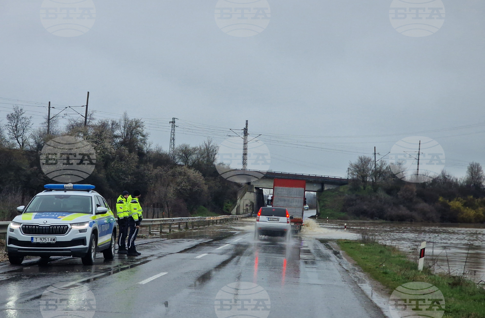 Село Светлен - наводнен път
