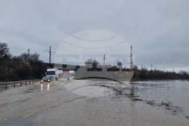 Село Светлен - наводнен път