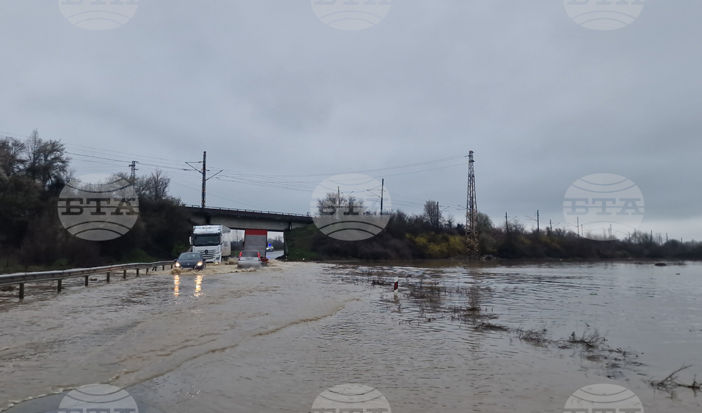 Село Светлен - наводнен път
