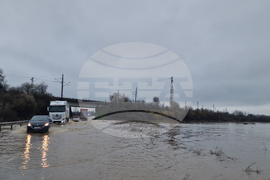 Село Светлен - наводнен път