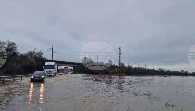 Село Светлен - наводнен път