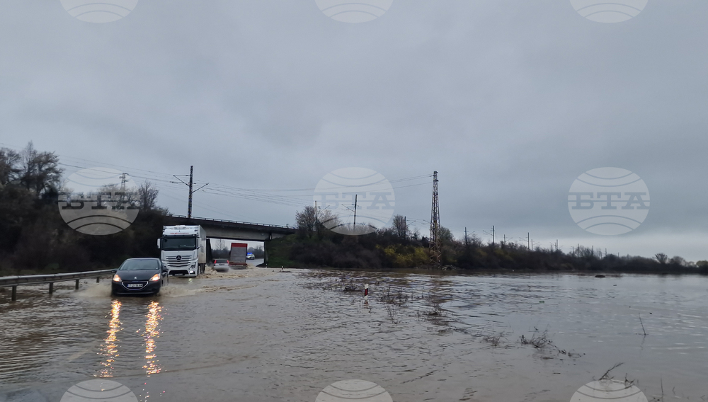 Село Светлен - наводнен път