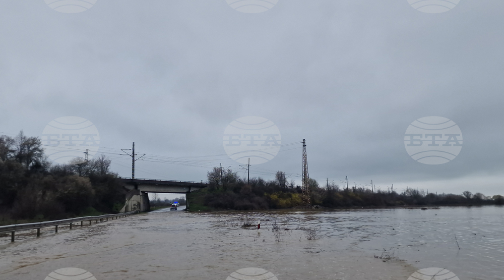 Село Светлен - наводнен път