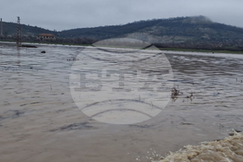 Село Светлен - наводнен път