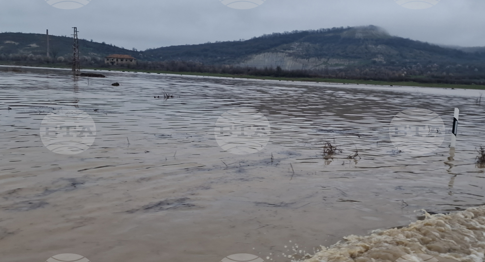 Село Светлен - наводнен път