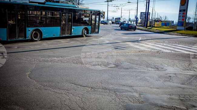Започна преасфалтирането на двете кръгови движения при моста на река Марица в Пазарджик