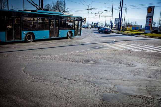 Започна преасфалтирането на двете кръгови движения при моста на река Марица в Пазарджик