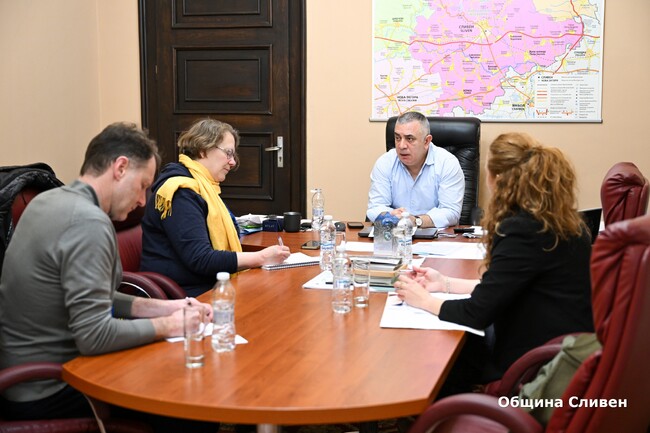 Община Сливен: Организацията на предстоящия вот за Народно събрание обсъдиха кметът Стефан Радев и международни наблюдатели от ОССЕ