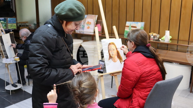 Художници рисуват художници в рамките на артфестивал в Хасково