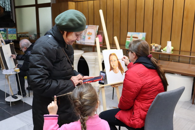 Художници рисуват художници в рамките на артфестивал в Хасково