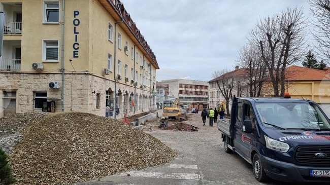 Шест улици във Враца са основно ремонтирани, продължава работата по други две, обяви кметът Калин Каменов 
