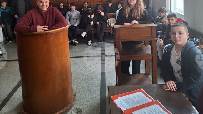 Шестокласници посетиха Районния съд във Велики Преслав по програмата „Детско полицейско управление"