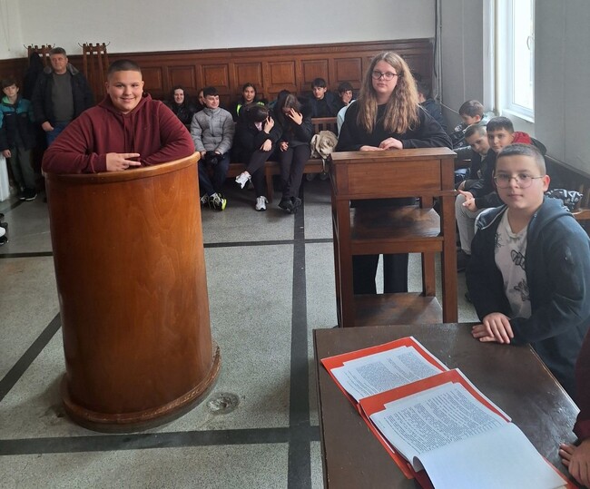 Шестокласници посетиха Районния съд във Велики Преслав по програмата „Детско полицейско управление"