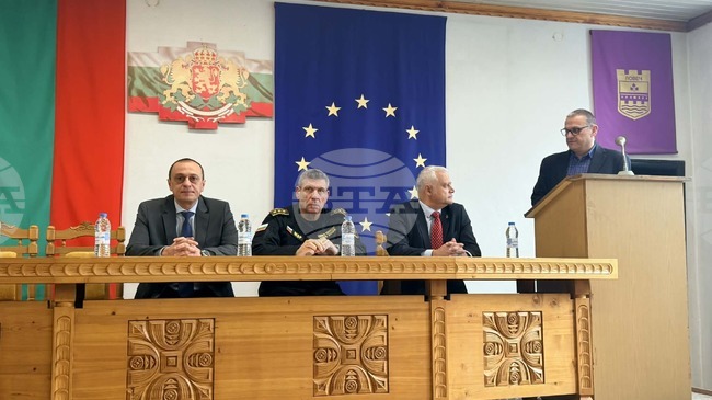 Служебният министър на вътрешните работи Емил Дечев е провел работна среща със служителите на Областната дирекция на МВР – Ловеч