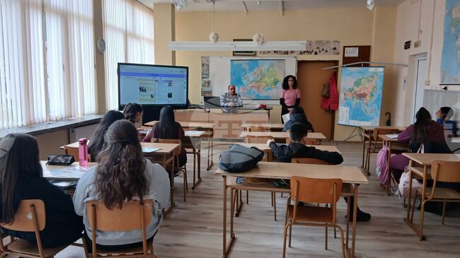 Мобилна библиотека представи Априлското въстание пред ученици в Смолян