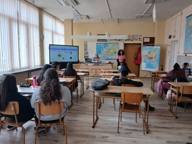 Мобилна библиотека представи Априлското въстание пред ученици в Смолян