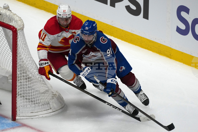 Лидерът в Националната хокейна лига Колорадо постигна убедителна победа срещу Калгари