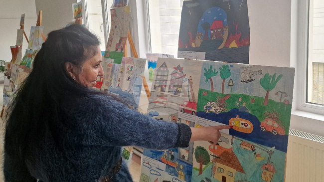 Творби на деца, участвали в общинския етап на конкурса „С очите си видях бедата“, са изложени във фоайето на Община Лозница