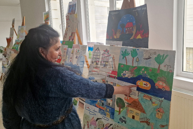 Творби на деца, участвали в общинския етап на конкурса „С очите си видях бедата“, са изложени във фоайето на Община Лозница