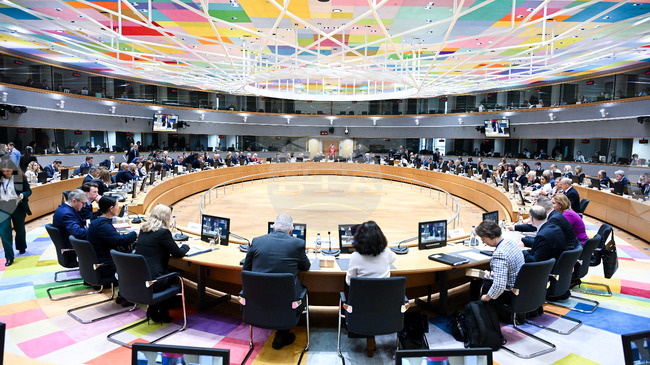 Млякото в България става все по-евтино за изкупуване, а за фермерите става все по-скъпо да го произвеждат, заяви министър Христанов в Брюксел