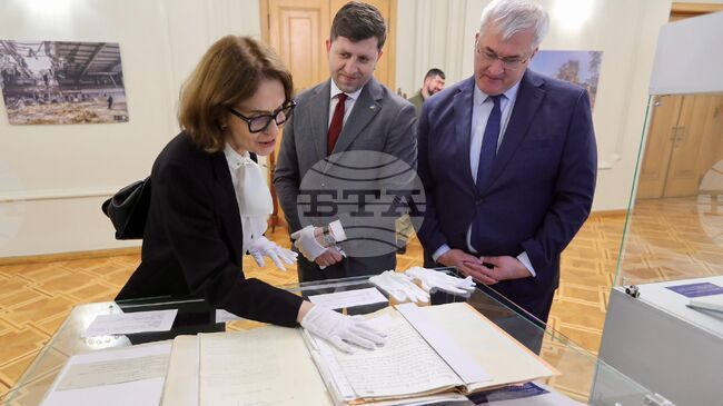 Служебният външен министър Надежда Нейнски се запозна с архивни документи, свързващи исторически България и Украйна