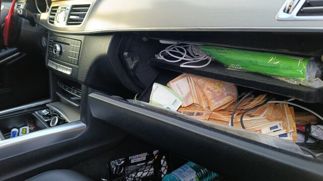 Трима души са задържани при специализирана полицейска операция в община Бяла Слатина