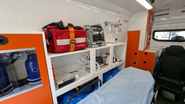  Университетската болница „Канев“ в Русе има нова реанимационна линейка 