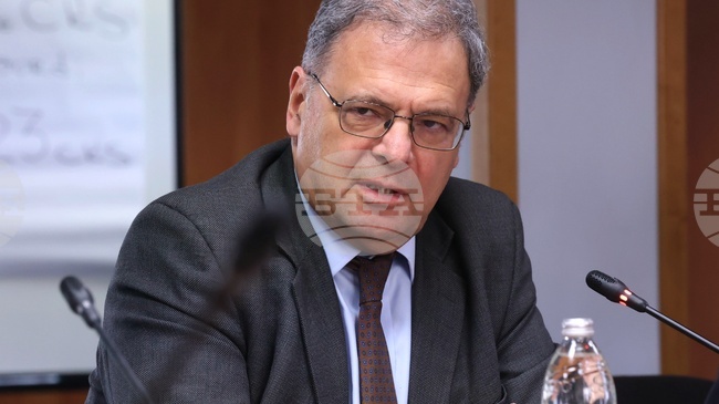 Децата много често страдат от т.нар. климатична тревожност, каза министърът на околната среда и водите Юлиян Попов