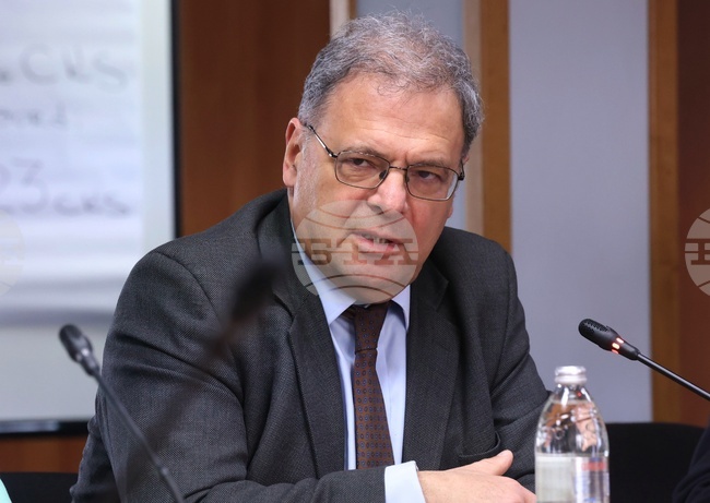 Децата много често страдат от т.нар. климатична тревожност, каза министърът на околната среда и водите Юлиян Попов