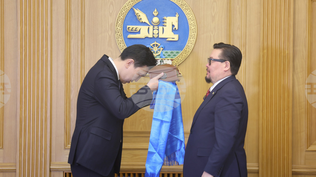 МОНЦАМЕ: Новият премиер на Монголия получи правителствения печат