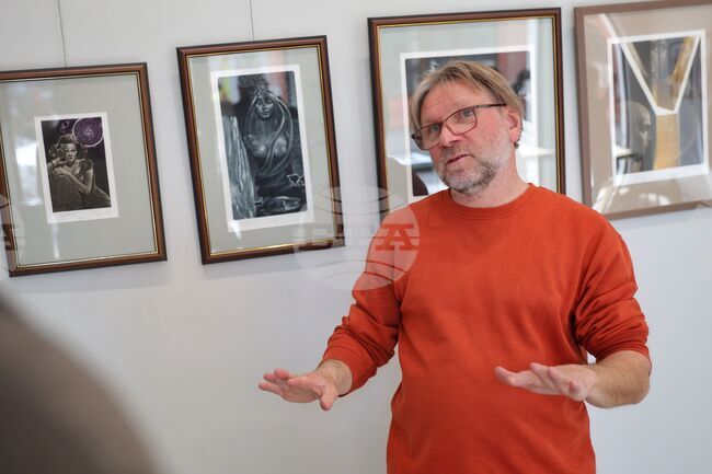 С изложбата "Без посока" в Бургас графикът Христо Керин показва, че изкуството е спасение в трудни моменти