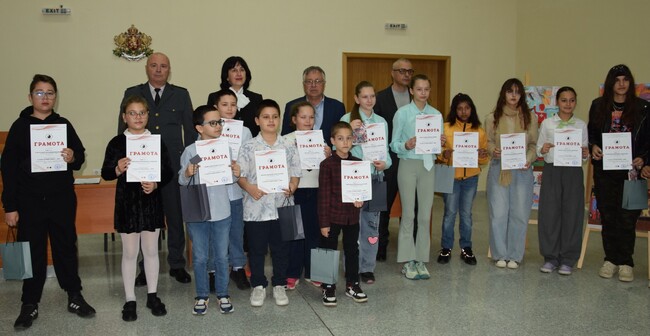Областният управител на Видин участва в церемонията по награждаването на победителите в Областния етап на конкурса за детска рисунка „С очите си видях бедата“