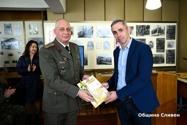 Кметът Стефан Радев поздравява служителите на Военно окръжие-Сливен със 140-та годишнина 