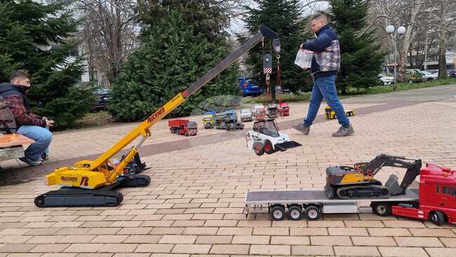 Демонстрации на транспортни процеси с радиоуправляеми превозни средства бяха проведени в Русенския университет