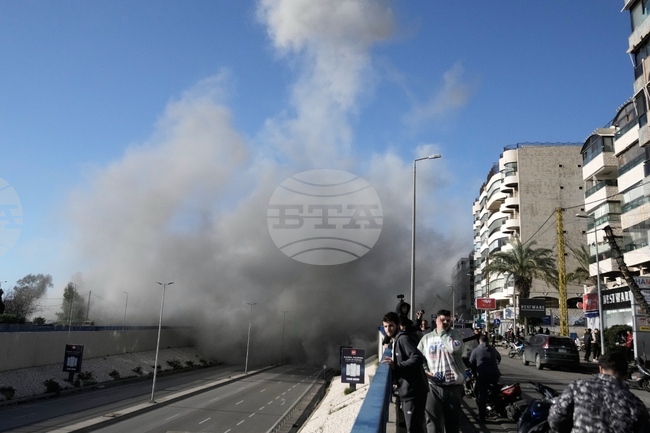 Сграда край пътя за летището на Бейрут бе поразена при въздушен удар