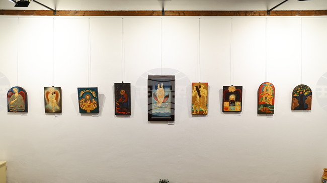 Художничката Юлия Станкова представи изложбата си „Емотикони на душата“ в Пловдив