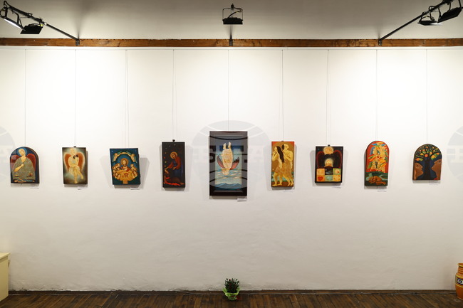 Художничката Юлия Станкова представи изложбата си „Емотикони на душата“ в Пловдив