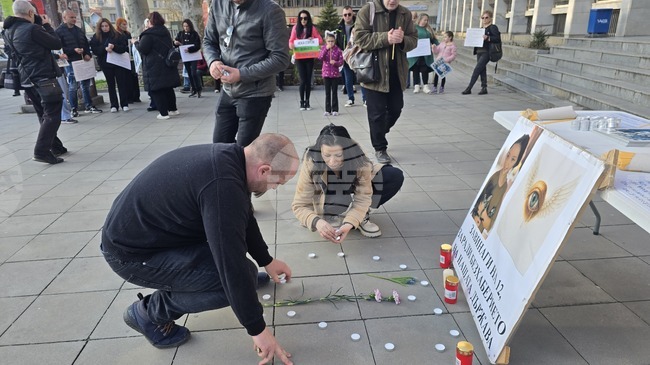 Граждани излязоха на мълчаливо бдение пред Съдебната палата в Плевен година след като 12-годишната Сияна загина в катастрофа