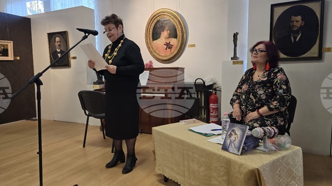 Поетесата Дима Чонова представи най-новата си книга „Приливът на небето“ в Свищов