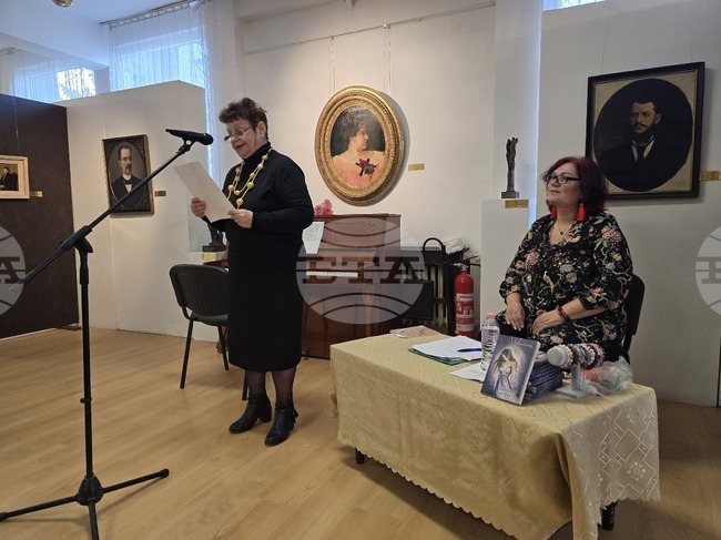 Поетесата Дима Чонова представи най-новата си книга „Приливът на небето“ в Свищов