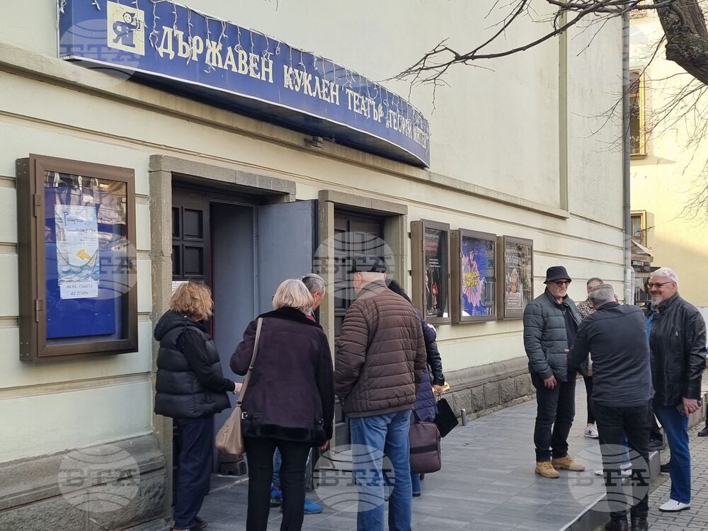 Ямбол - сборник с коледни пиеси „Пак е Коледа” - представяне