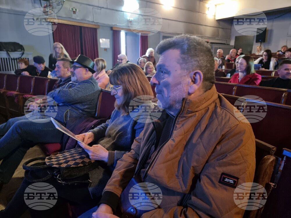 Ямбол - сборник с коледни пиеси „Пак е Коледа” - представяне