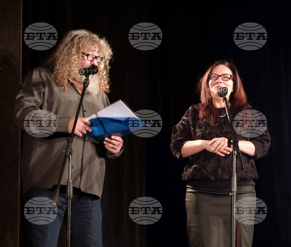 Ямбол - сборник с коледни пиеси „Пак е Коледа” - представяне