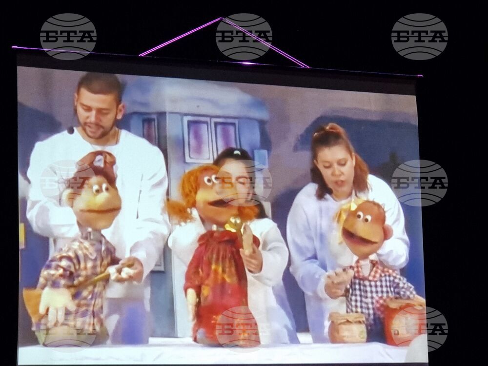 Ямбол - сборник с коледни пиеси „Пак е Коледа” - представяне