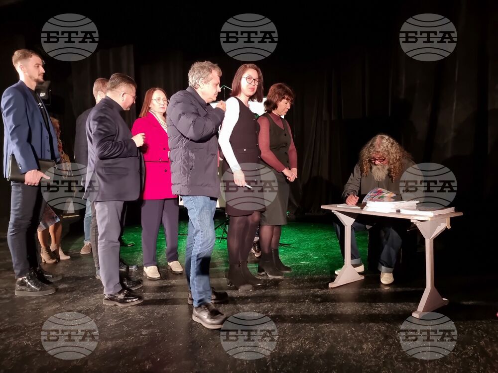 Ямбол - сборник с коледни пиеси „Пак е Коледа” - представяне