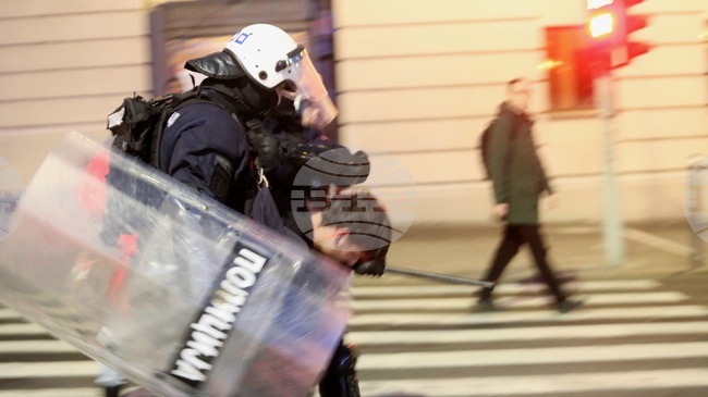 Ректорът на университета в Белград поиска независимо разследване за смъртта на студентка, след като сръбската полиция влезе в Ректората 