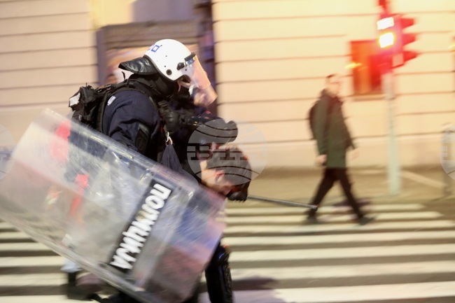 Ректорът на университета в Белград поиска независимо разследване за смъртта на студентка, след като сръбската полиция влезе в Ректората 